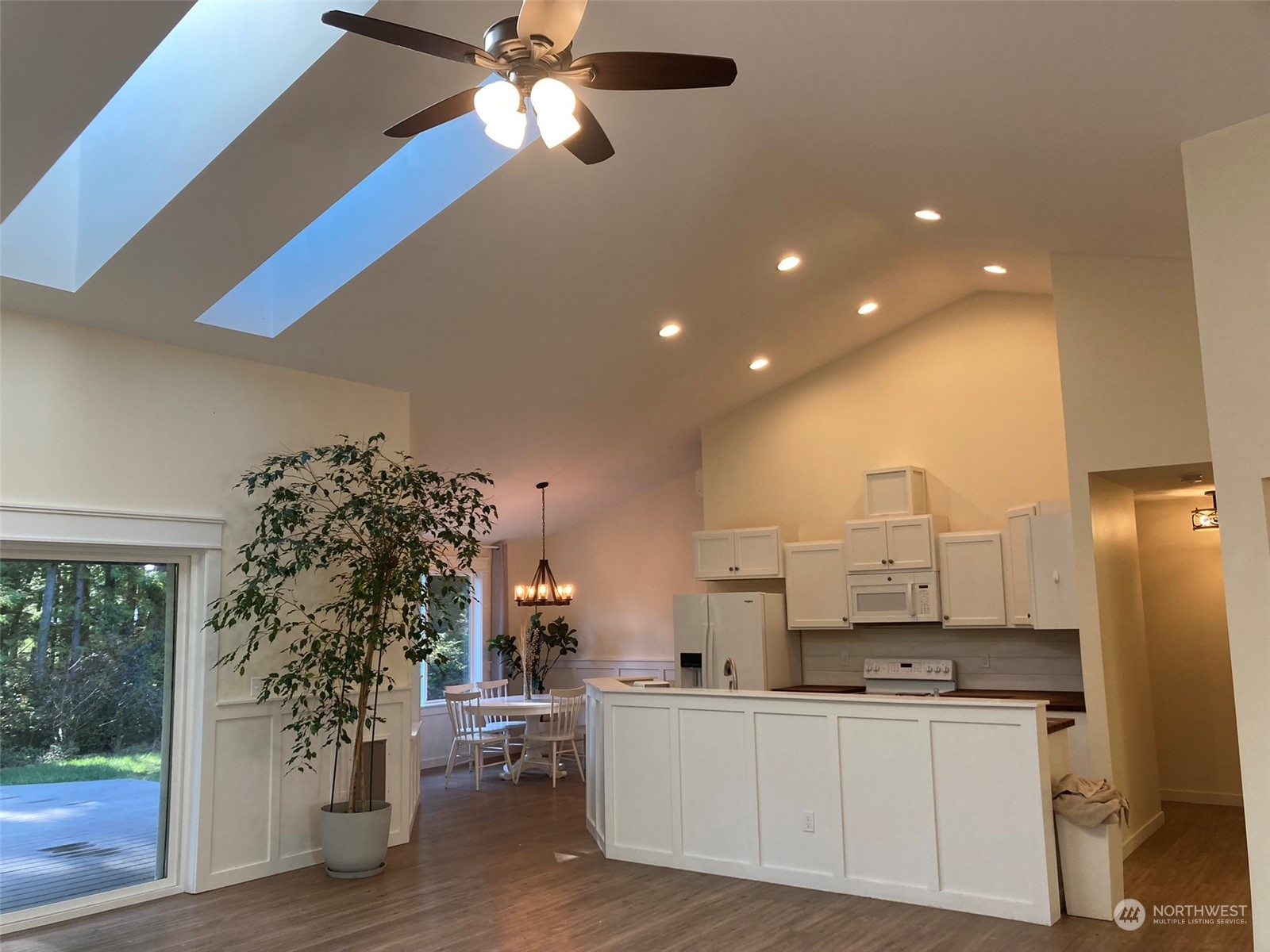 3610 East Log Cabin Road Clinton, WA 98236 - Photo 3 of 33