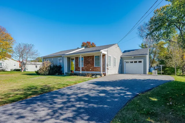 $798,000 | 10 Crescent View Avenue, Cape Elizabeth, ME 04107