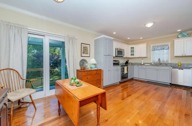 $798,000 | 10 Crescent View Avenue, Cape Elizabeth, ME 04107