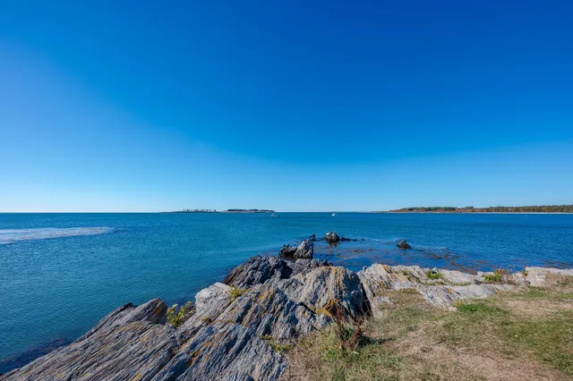 $798,000 | 10 Crescent View Avenue, Cape Elizabeth, ME 04107