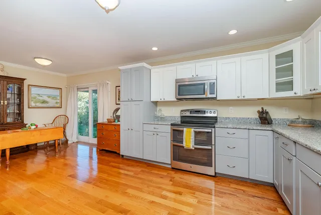 $798,000 | 10 Crescent View Avenue, Cape Elizabeth, ME 04107