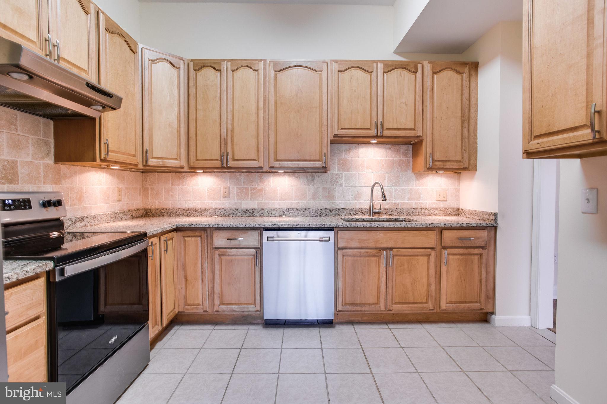 11556 Rolling Green Court, Unit 101 Reston, VA 20191 - Photo 13 of 30 Kitchen