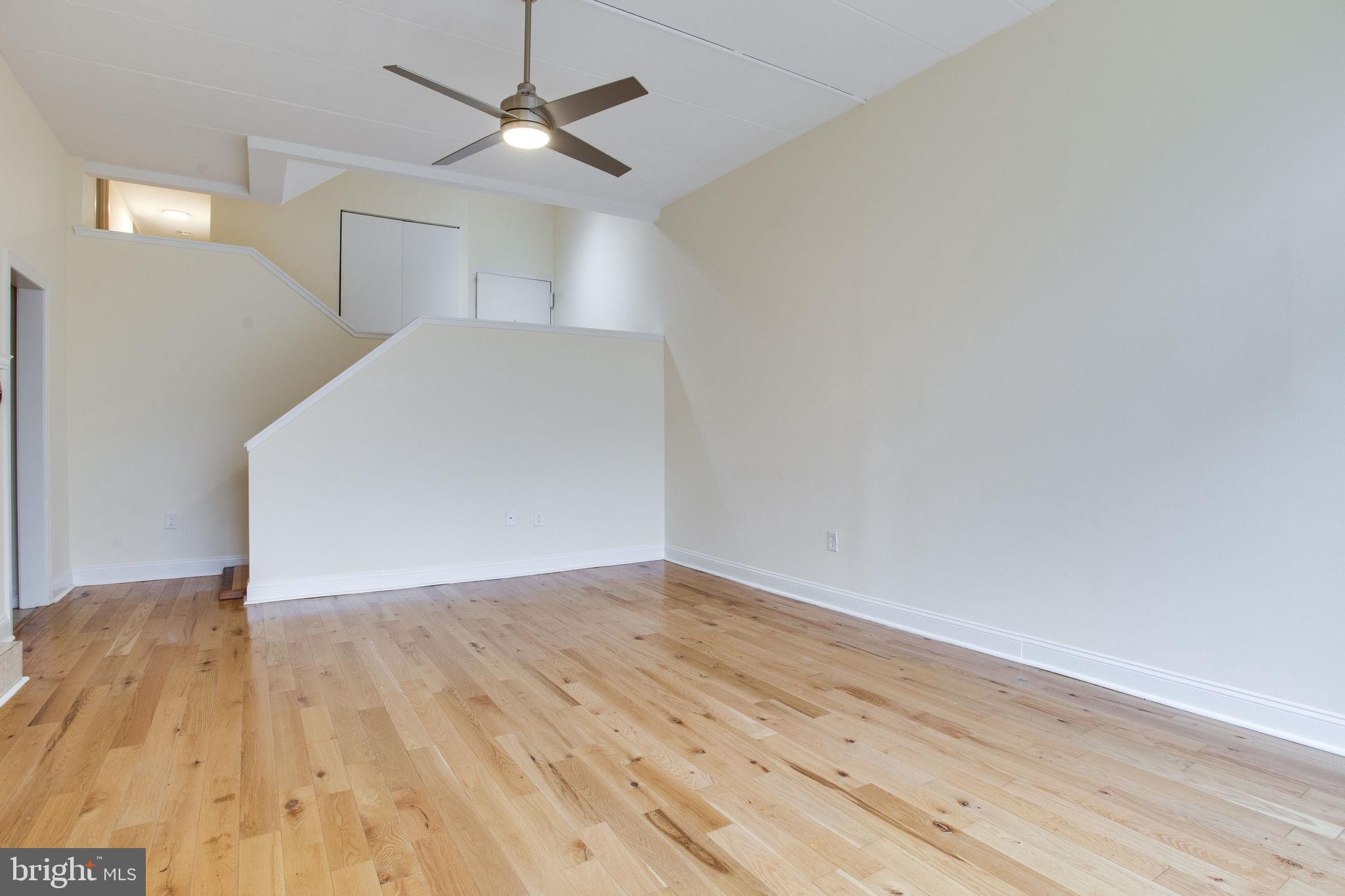 11556 Rolling Green Court, Unit 101 Reston, VA 20191 - Photo 3 of 30 Living Room