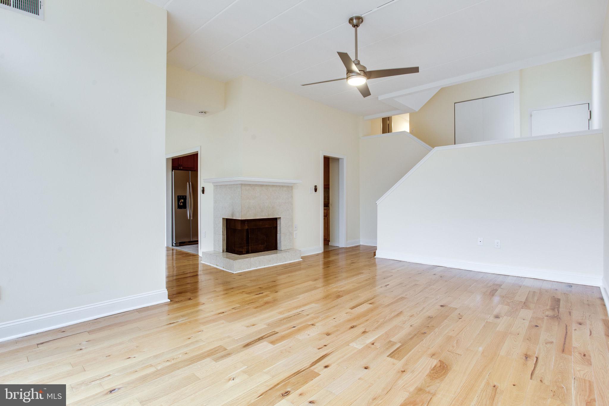 11556 Rolling Green Court, Unit 101 Reston, VA 20191 - Photo 5 of 30 Living Room with ceiling fan