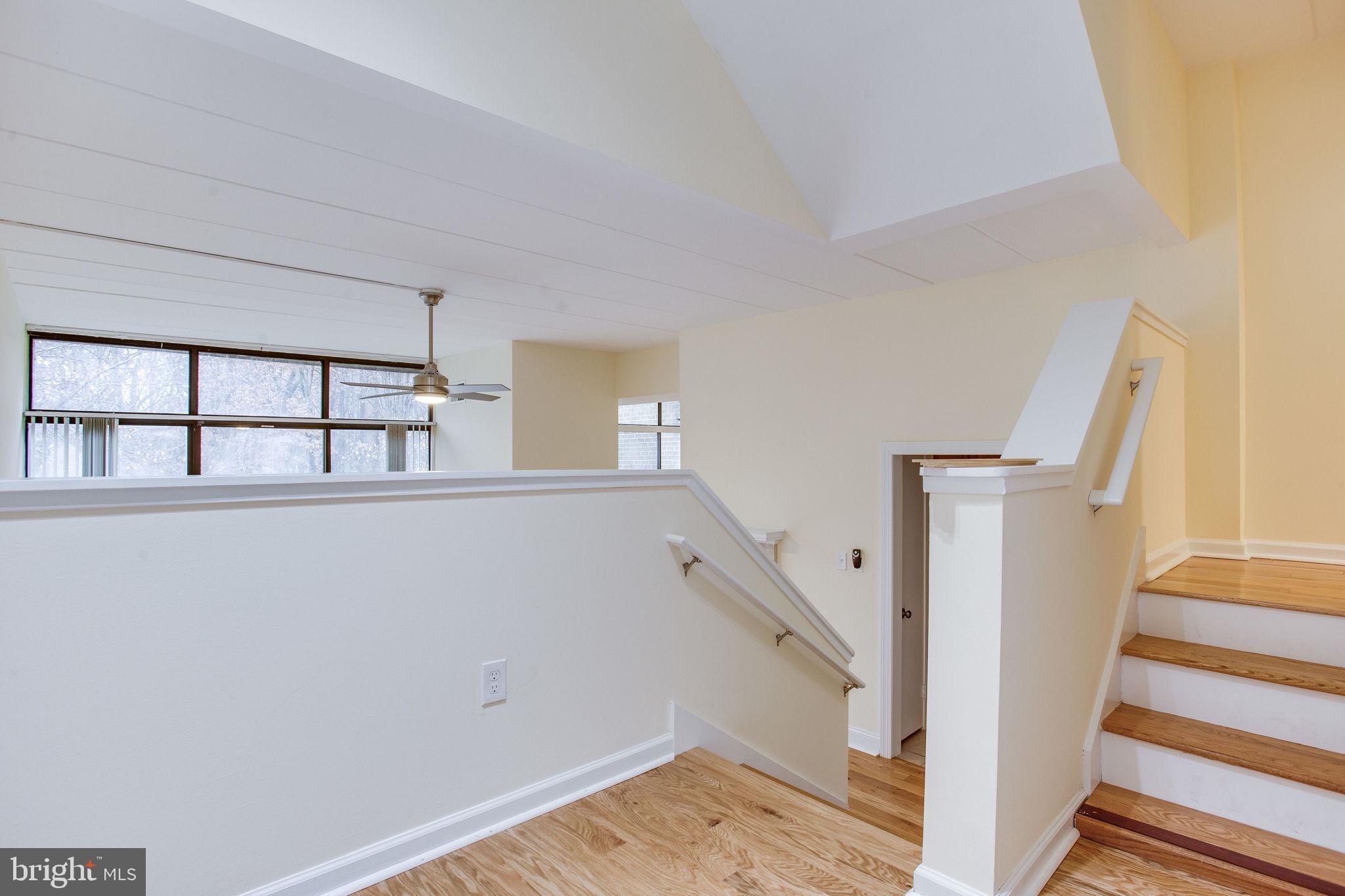 11556 Rolling Green Court, Unit 101 Reston, VA 20191 - Photo 6 of 30 Entrance - Foyer
