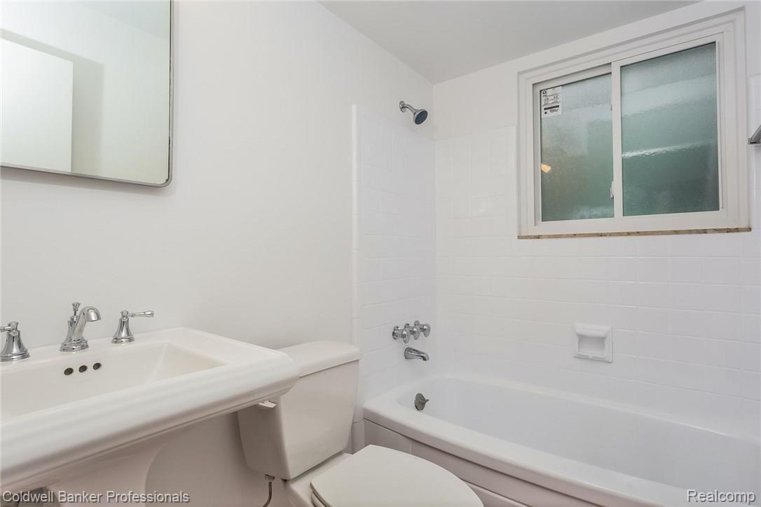 560 South Cranbrook Road Bloomfield Hills, MI 48301 - Photo 14 of 23 560 S Cranbrook Full Bath.jpg