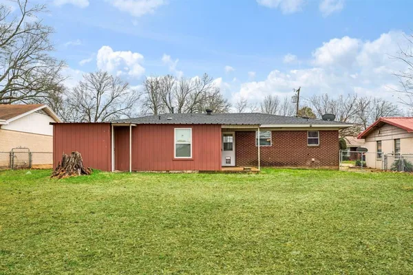 a house view with backyard space