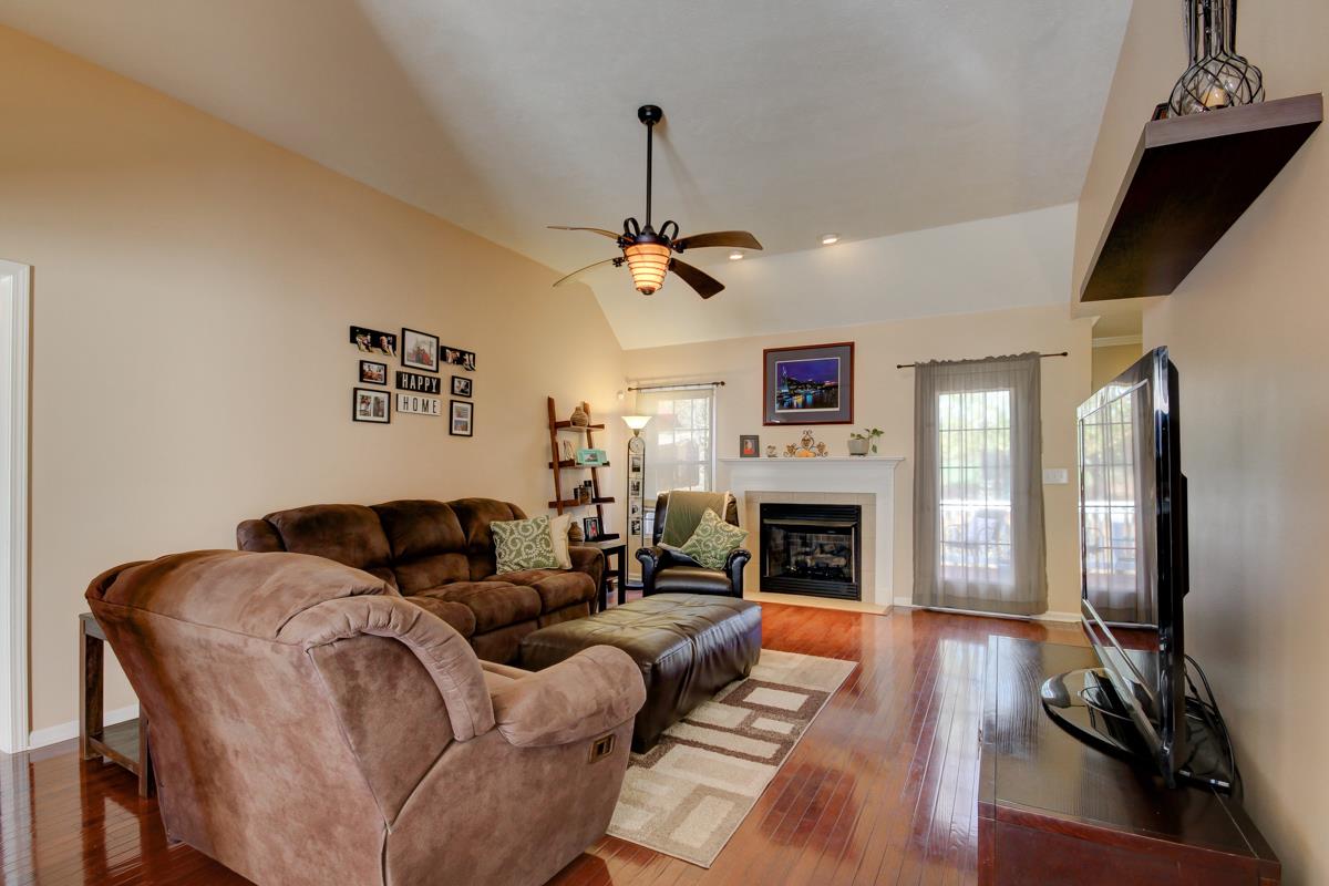 232 Cheshire Road Clarksville, TN 37043 - Photo 3 of 23 Impressive entry into vaulted living room with wood floors.