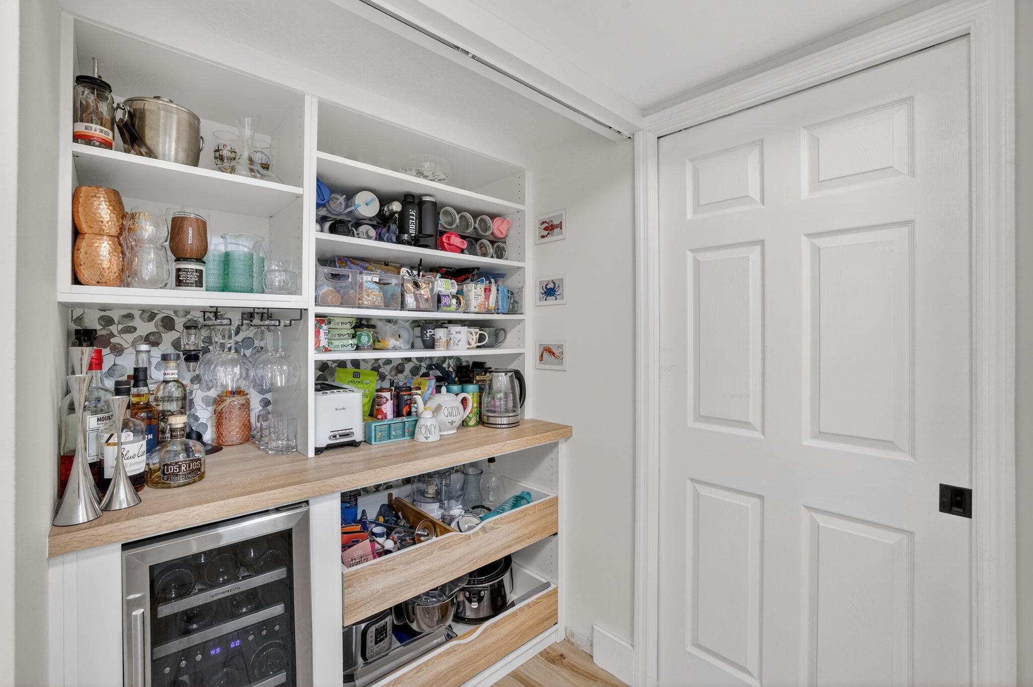 237 City View Drive, Unit 237 Fort Lauderdale, FL 33311 - Photo 20 of 81 a shelf with books and knick knacks on it