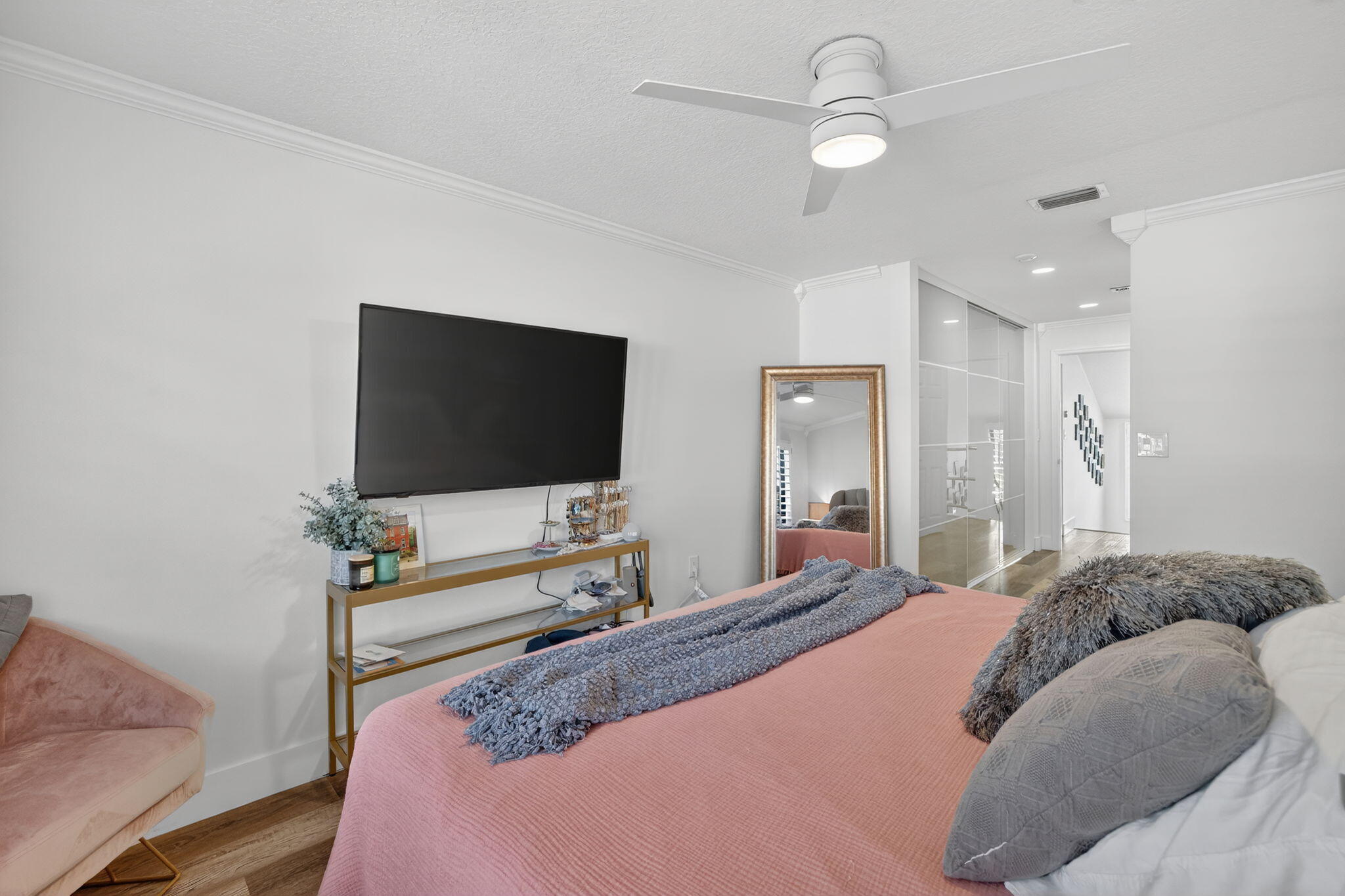 237 City View Drive, Unit 237 Fort Lauderdale, FL 33311 - Photo 36 of 81 a bedroom with a bed and a flat screen tv