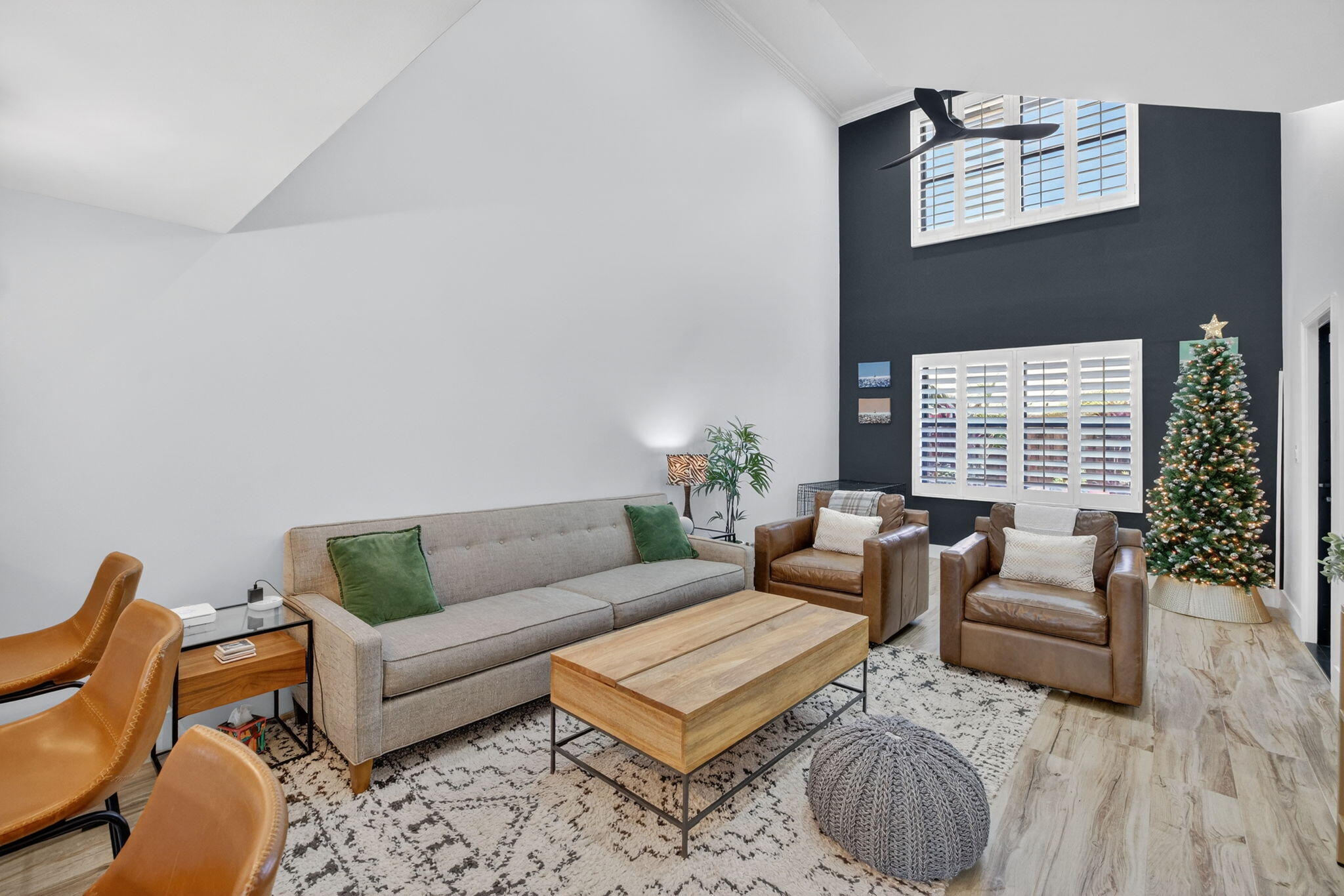 237 City View Drive, Unit 237 Fort Lauderdale, FL 33311 - Photo 5 of 81 a living room with furniture and a potted plant