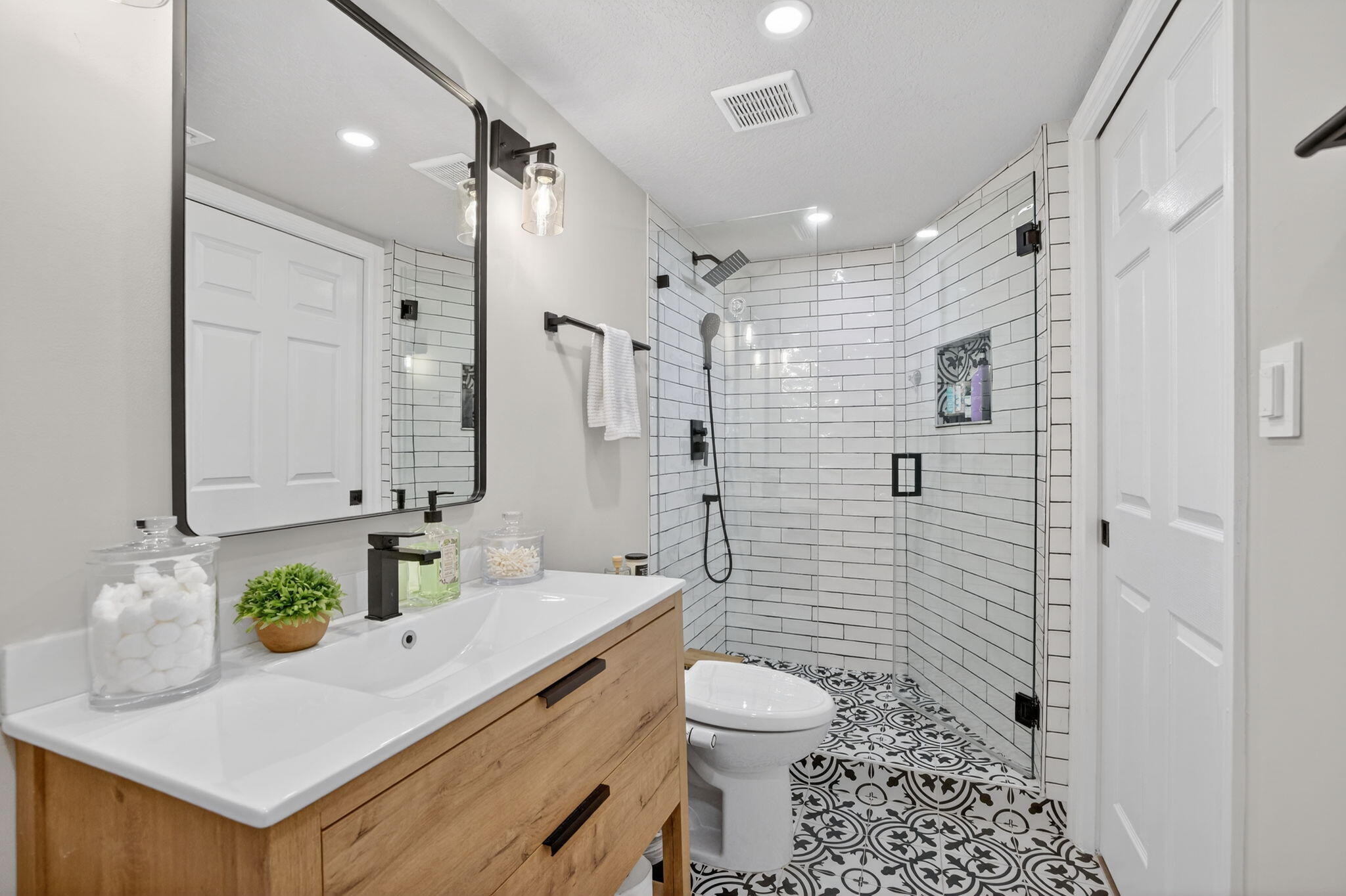 237 City View Drive, Unit 237 Fort Lauderdale, FL 33311 - Photo 57 of 81 a bathroom with a sink a toilet and shower