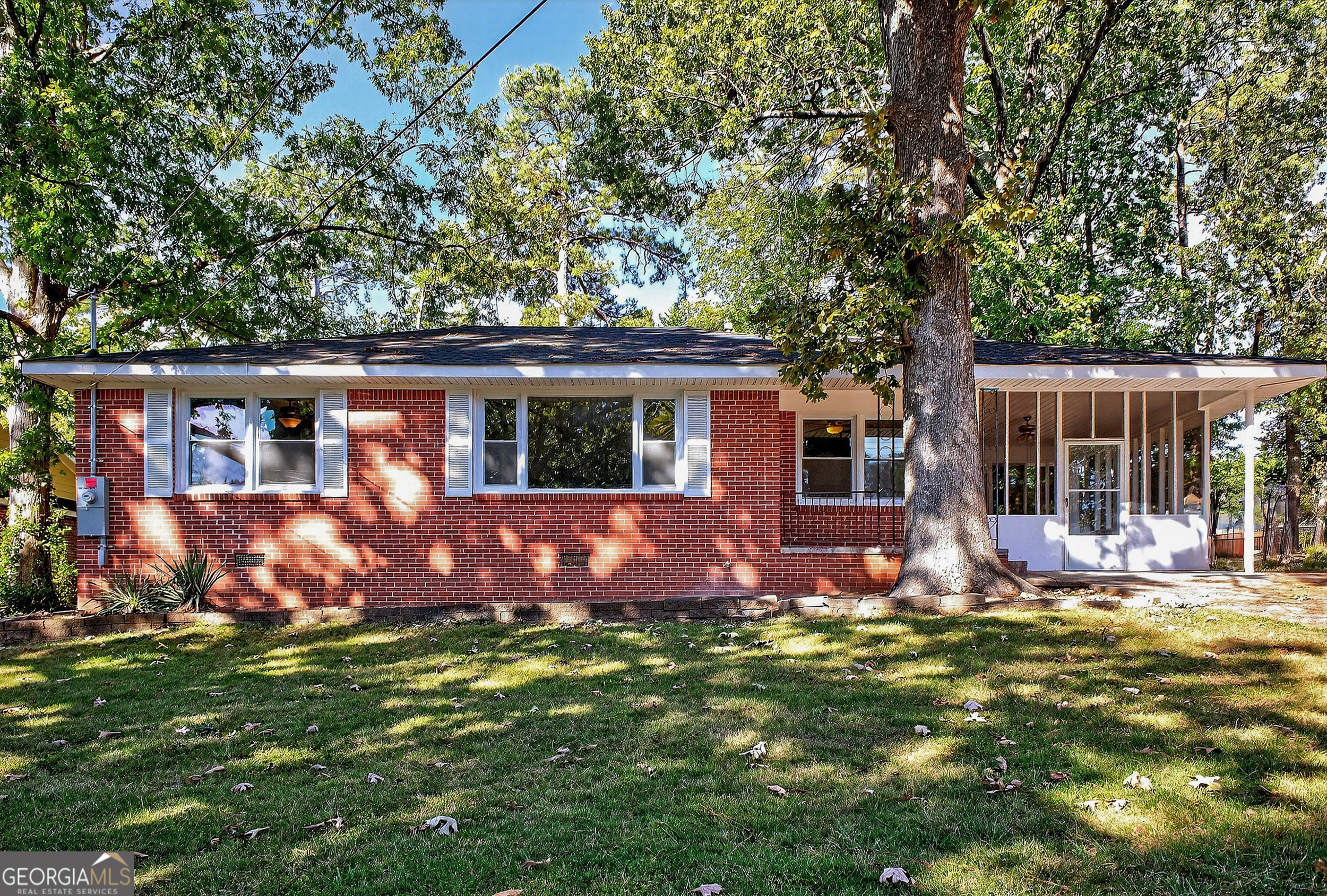 a view of house with backyard