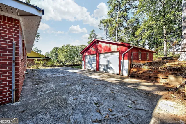 a view of a house with backyard and trees