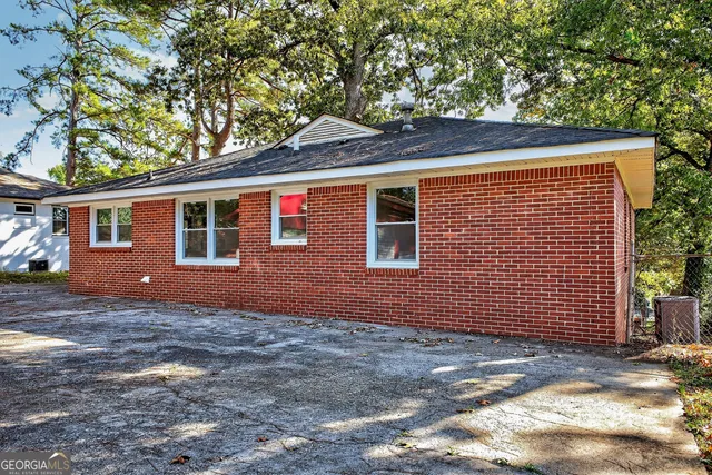 a view of a house with a backyard