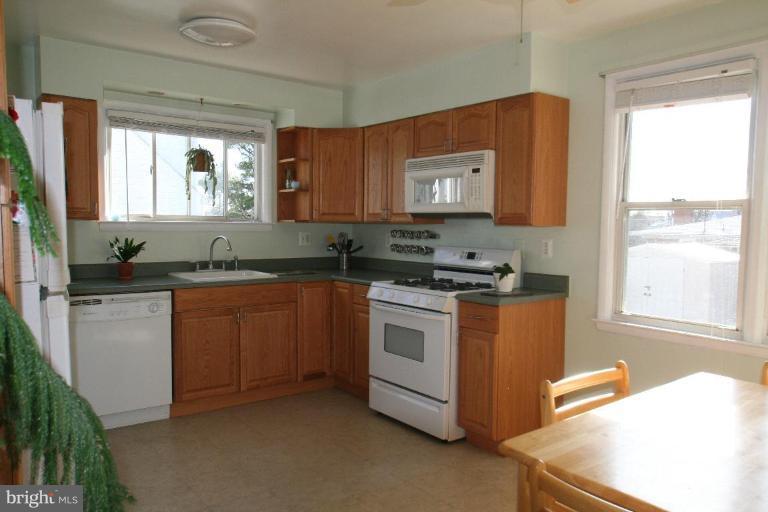 1211 Berk Avenue Rosedale, MD 21237 - Photo 8 of 15 Cheerful Country Kitchen