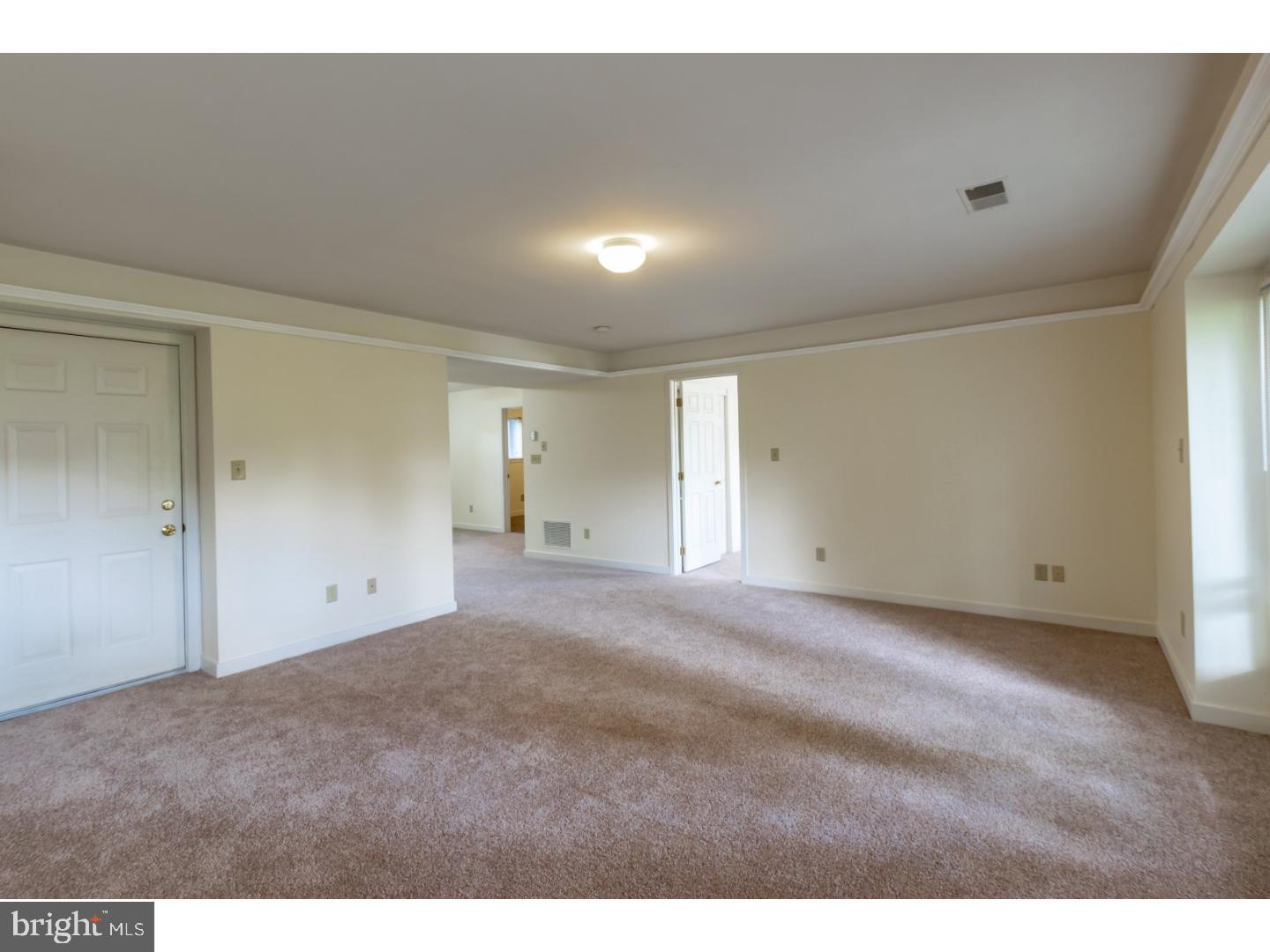 8301 Westview Road Wilmington, DE 19802 - Photo 8 of 23 Living Room