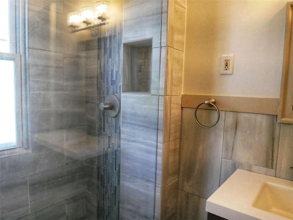 825 North Avenue Northeast, Unit B Atlanta, GA 30306 - Photo 11 of 16 a bathroom with a shower