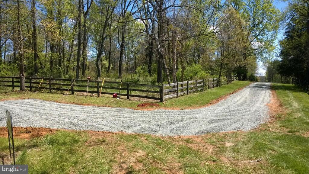 Private drive at lot corner, turning onto the lot