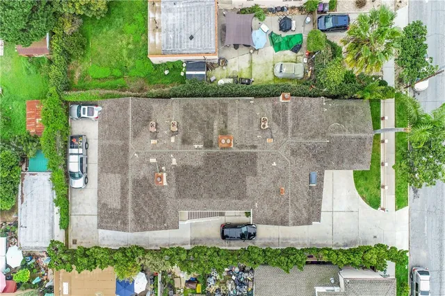 an aerial view of a house with outdoor space and lake view