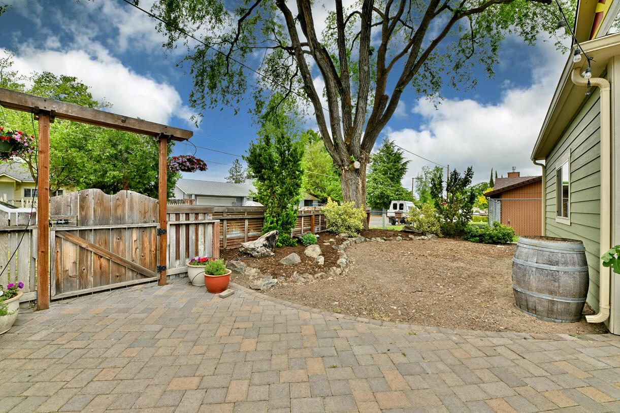 3747 Hilsinger Road Phoenix, OR 97535 - Photo 23 of 34 a view of outdoor space and yard