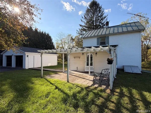 a view of a backyard