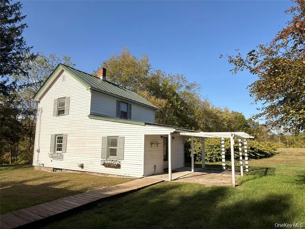 a view of a house with yard and tree s