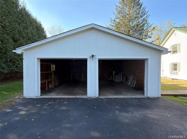a view of a house with backyard