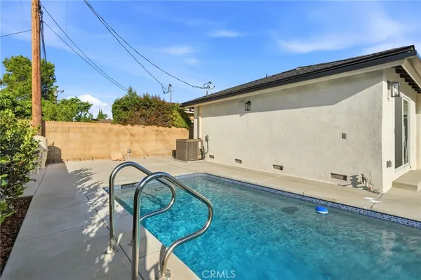 a view of a storage & utility room dryer and washer