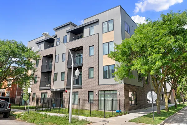 $3,450 | 204 South Leavitt Street, Unit 302, Chicago, IL 60612