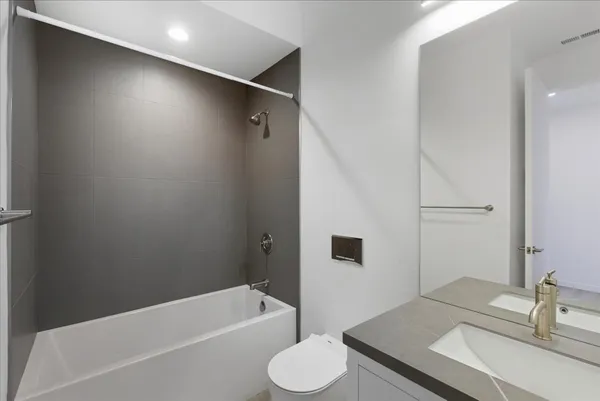 $3,450 | 204 South Leavitt Street, Unit 302, Chicago, IL 60612