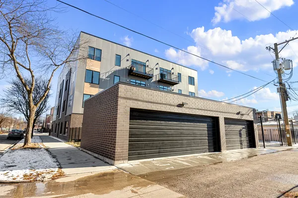 $3,450 | 204 South Leavitt Street, Unit 302, Chicago, IL 60612