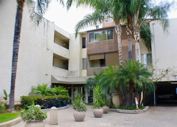 $399,999 | 5325 Newcastle Avenue, Unit 322, Encino, CA 91316