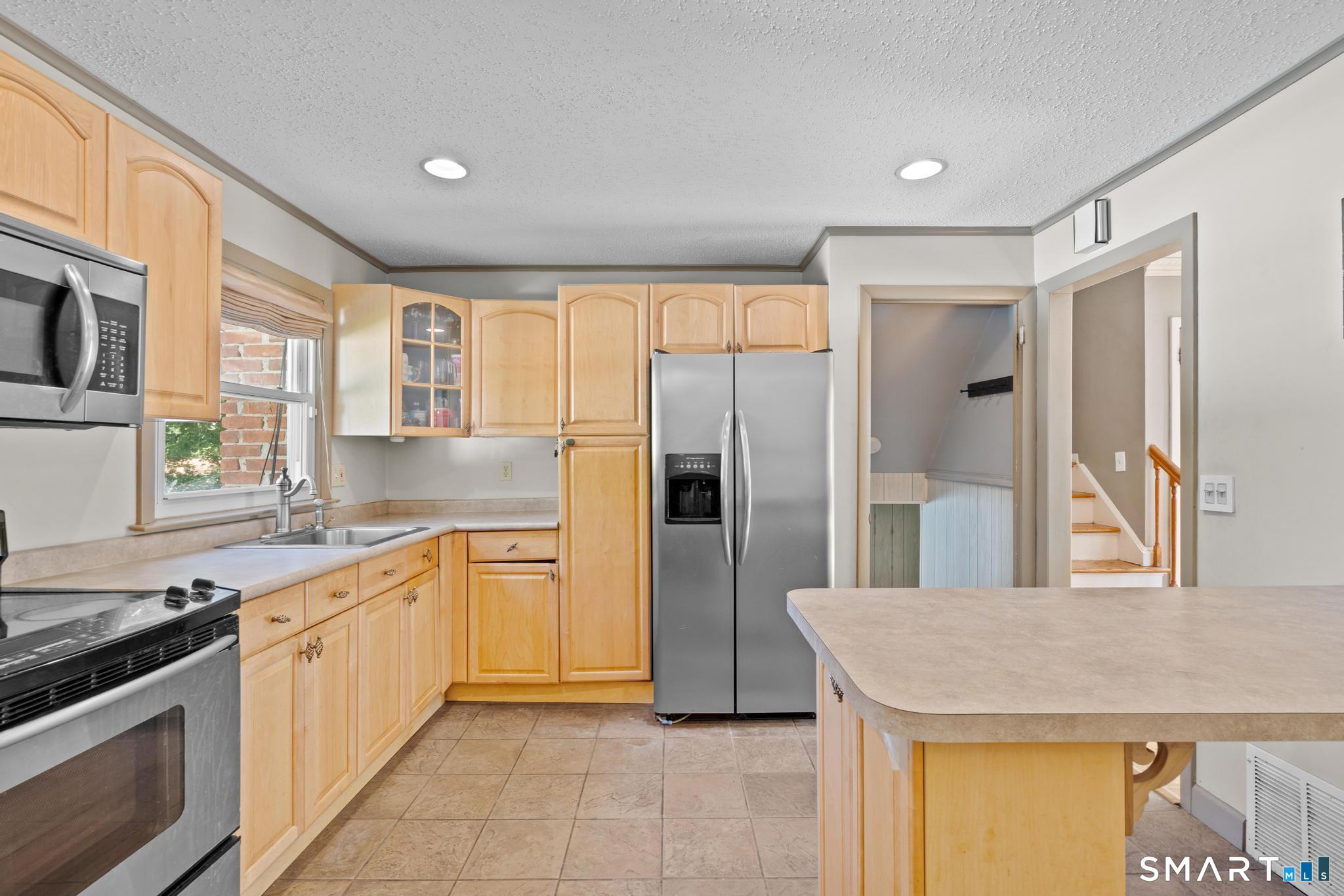 63 Bates Street Hartford, CT 06114 - Photo 6 of 37