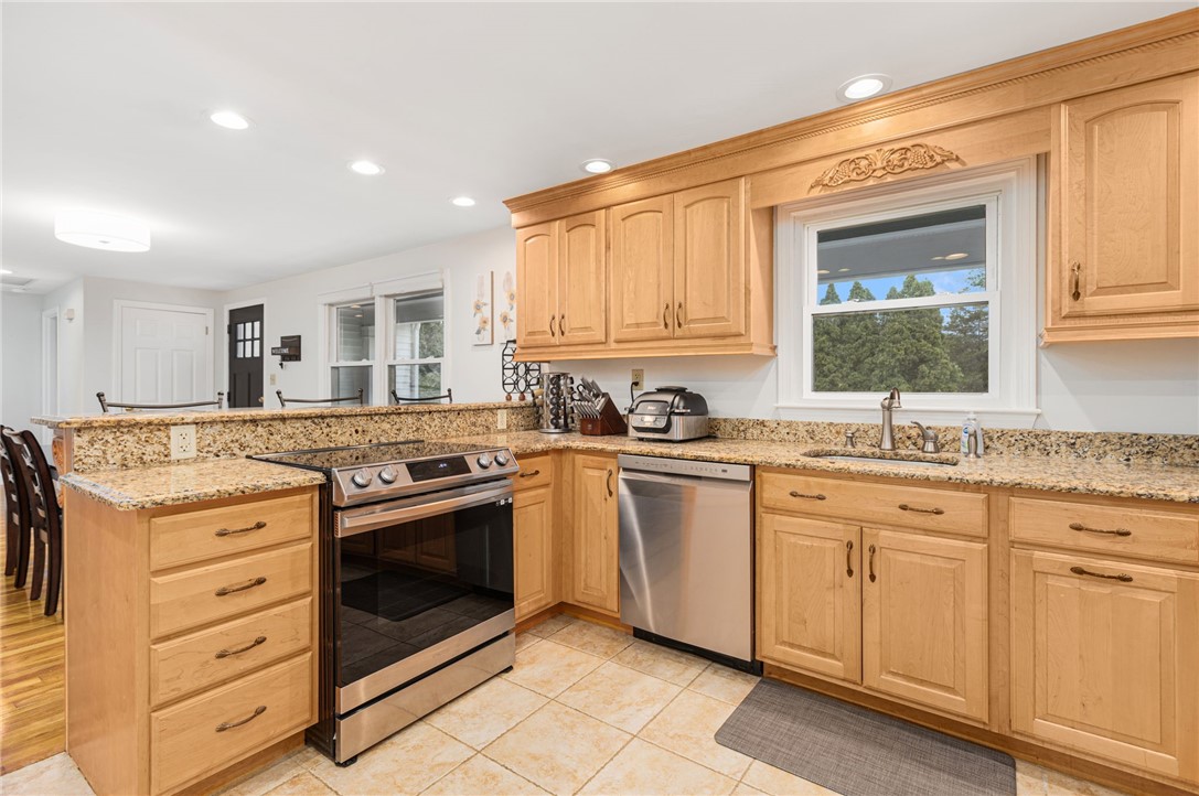 7 Jencks Road Cumberland, RI 02864 - Photo 9 of 40