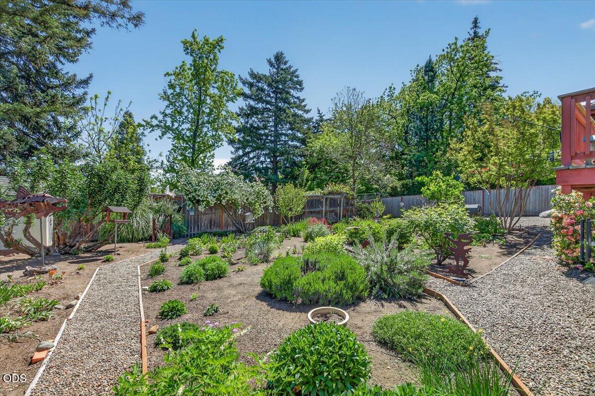 1056 Beswick Way Ashland, OR 97520 - Photo 43 of 47