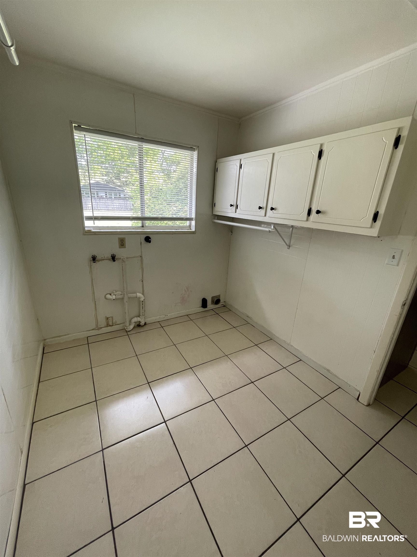 402 West Myrtle Avenue Foley, AL 36535 - Photo 8 of 38 Interior Laundry Room