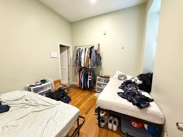 a bed room with two bed and a closet