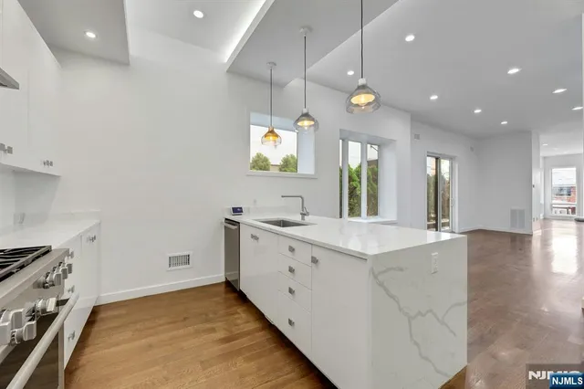 $9,200 | 714 Undercliff Avenue, Unit 714, Edgewater, NJ 07020