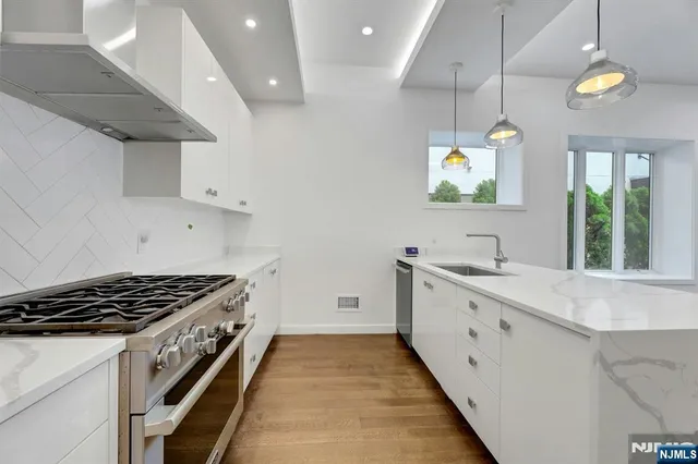 $9,200 | 714 Undercliff Avenue, Unit 714, Edgewater, NJ 07020