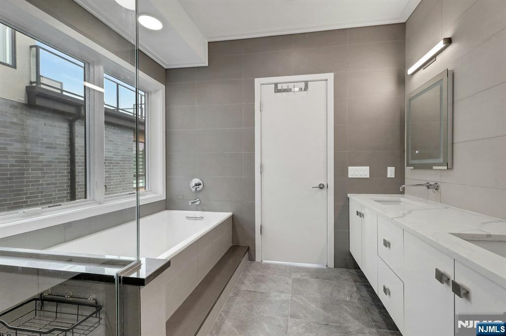 714 Undercliff Avenue, Unit 714 Edgewater, NJ 07020 - Photo 26 of 45 a spacious bathroom with a tub and a sink
