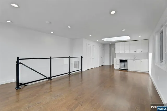 $9,200 | 714 Undercliff Avenue, Unit 714, Edgewater, NJ 07020