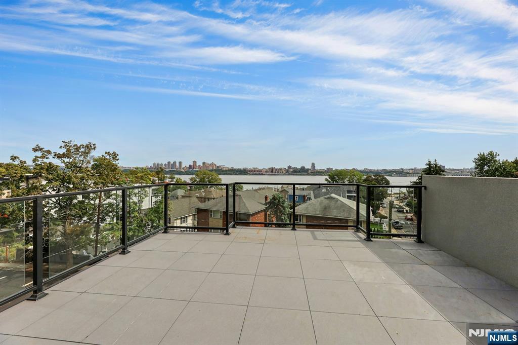 714 Undercliff Avenue, Unit 714 Edgewater, NJ 07020 - Photo 43 of 45 a view of a terrace