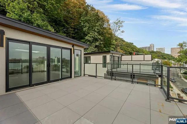 $9,200 | 714 Undercliff Avenue, Unit 714, Edgewater, NJ 07020