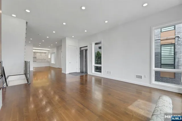 $9,200 | 714 Undercliff Avenue, Unit 714, Edgewater, NJ 07020