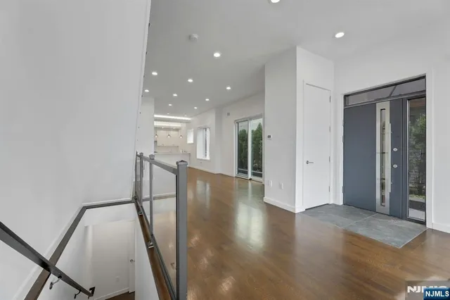 $9,200 | 714 Undercliff Avenue, Unit 714, Edgewater, NJ 07020