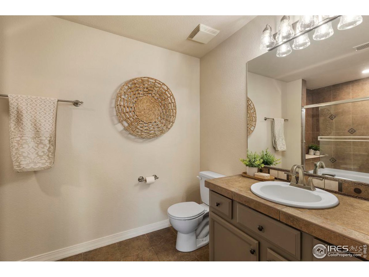 2133 Krisron Road, Unit D208 Fort Collins, CO 80525 - Photo 27 of 35 Full Primary Bathroom