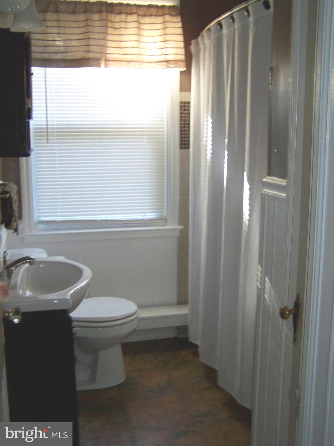 123 Cherrydell Road Baltimore, MD 21228 - Photo 14 of 26 Bath
