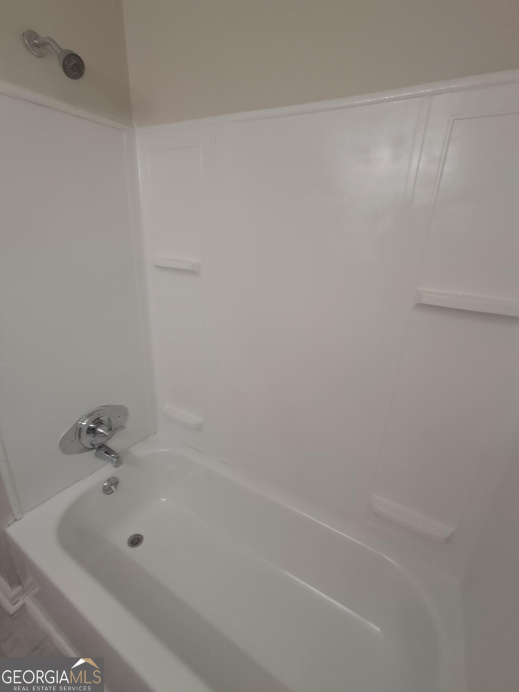 193 Frazier Drive Southeast Milledgeville, GA 31061 - Photo 10 of 38 a bathroom with a bathtub