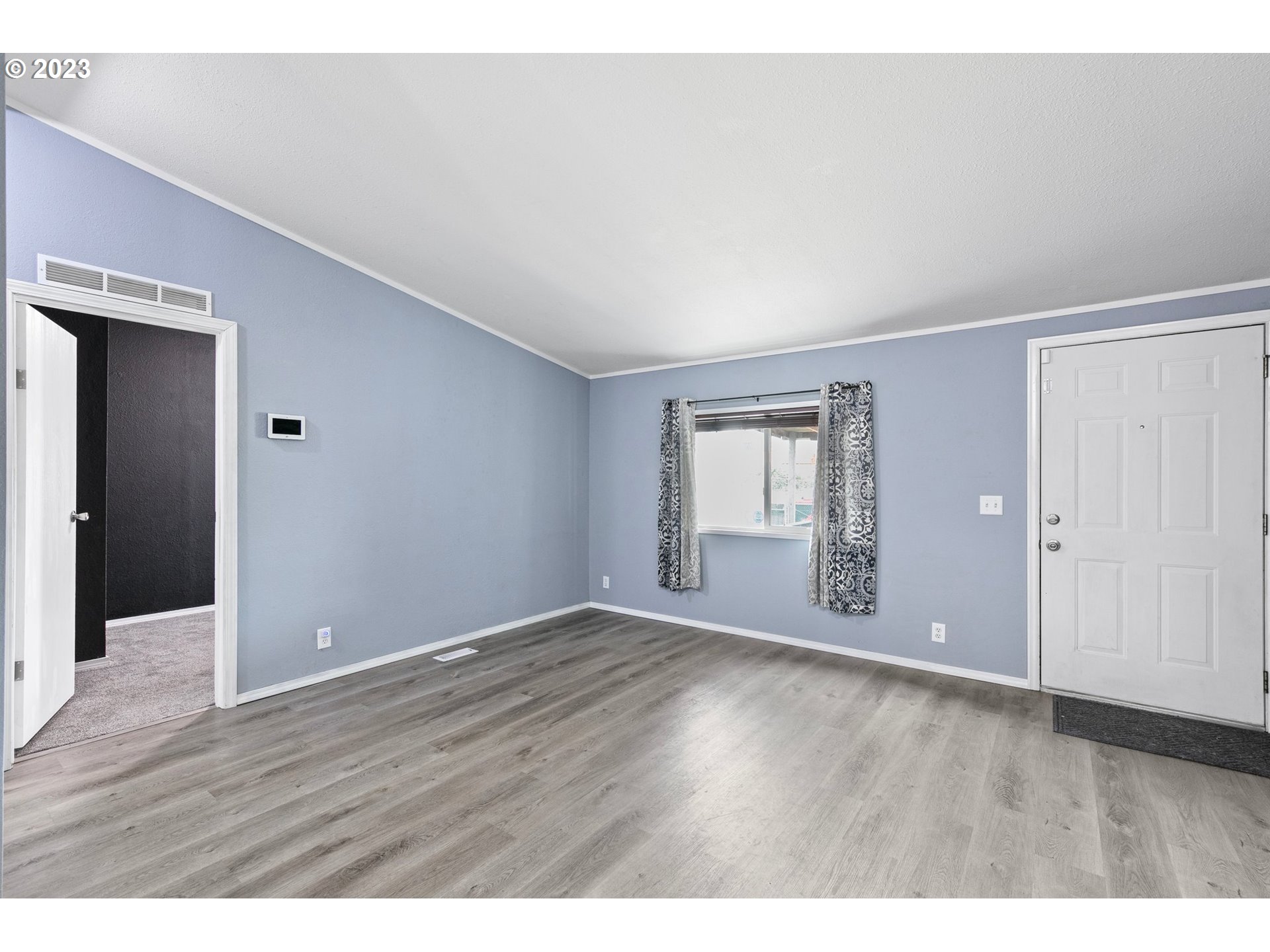 3514 Industrial Avenue Springfield, OR 97478 - Photo 15 of 36 Living Room/Entrance